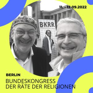 Ein grafisch gestaltetes Bild mit einem schwarz/weiß Foto zweier Personen zum Bundeskongress der Räte der Religionen Deutschlands in Berlin im September 2022.